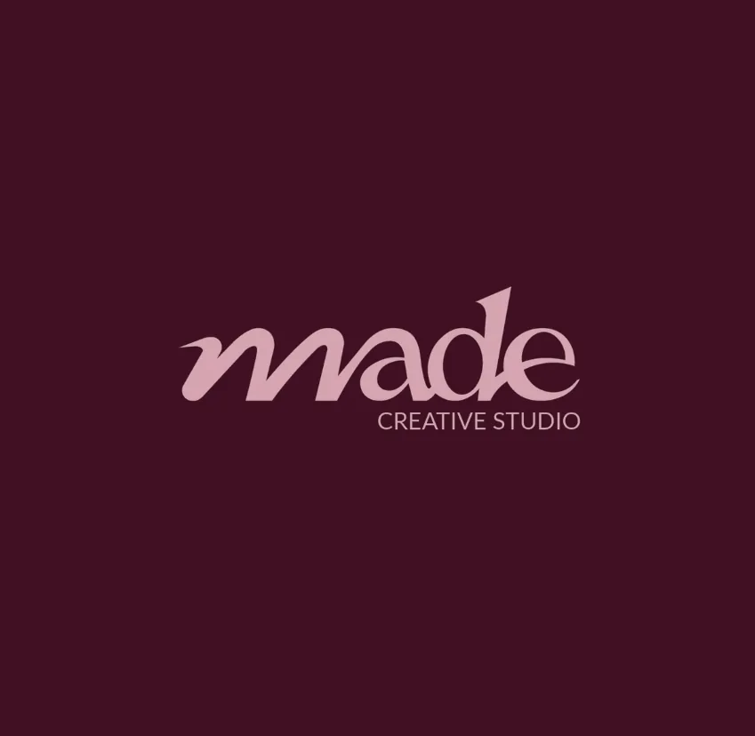 Logótipo Made Creative Studio em peónia sobre fundo bordeaux